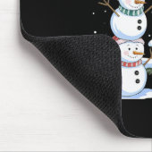 Drei Schneemänner richten einen Weihnachtsbaum ein Mousepad (Ecke)