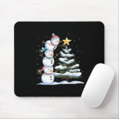 Drei Schneemänner richten einen Weihnachtsbaum ein Mousepad (Mit Mouse)