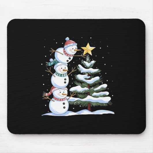 Drei Schneemänner richten einen Weihnachtsbaum ein Mousepad (Vorne)