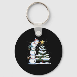 Drei Schneemänner richten einen Weihnachtsbaum ein Schlüsselanhänger