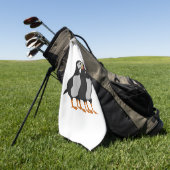 Drei schöne Puffin Stehender Cartoon Golfhandtuch (Gras)