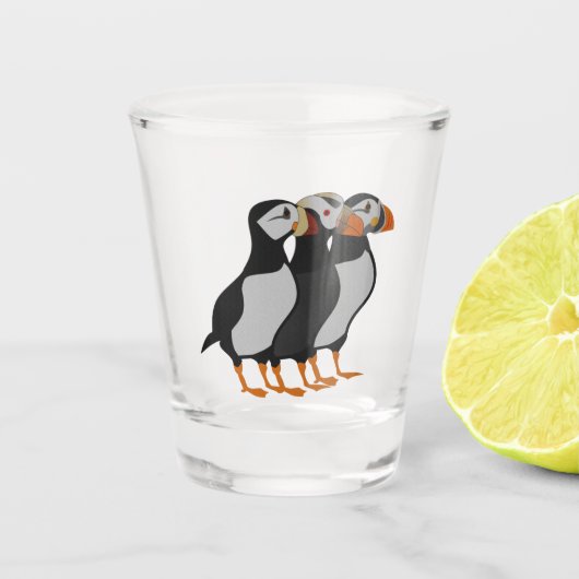 Drei schöne Puffin Stehender Cartoon Schnapsglas (Vorderseite)