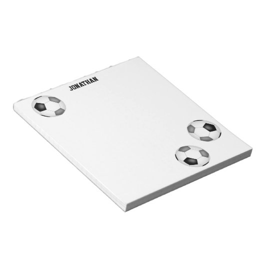 drei schwarz-graue Fußballbälle personalisiert Notizblock (angewinkelt)