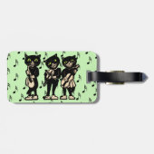 Drei schwarze Katzen spielen Musikinstrumente grün Gepäckanhänger (Rückseite horizontal)
