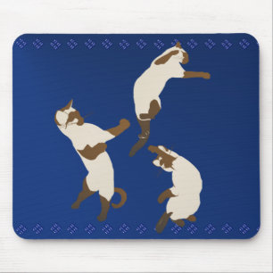 Drei siamesische Katzen am Spiel Mousepad