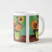 Drei Sonnenblumen in einer Vase von Vincent van Go Jumbo-Tasse (Vorderseite Rechts)