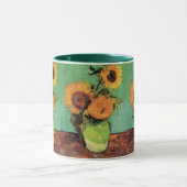 Drei Sonnenblumen in einer Vase von Vincent van Go Tasse (Zentrum)