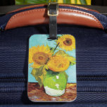 Drei Sonnenblumen | Vincent van Gogh Gepäckanhänger<br><div class="desc">Drei Sonnenblumen (1888) von Vincent van Gogh ist ein lebendiges Stillleben, das die charakteristischen dicken Pinselstriche und den kühlen Farbgebrauch des Künstlers zeigt. Das Gemälde besteht aus drei Sonnenblumen in einer einfachen Vase, deren goldene Blütenblätter im Kontrast zum aqua-blauen Hintergrund stehen. Van Gogh's lebhafte gelbe Palette bringt Energie und Leben...</div>