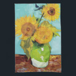 Drei Sonnenblumen | Vincent van Gogh Geschirrtuch<br><div class="desc">Drei Sonnenblumen (1888) von Vincent van Gogh ist ein lebendiges Stillleben, das die charakteristischen dicken Pinselstriche und den kühlen Farbgebrauch des Künstlers zeigt. Das Gemälde besteht aus drei Sonnenblumen in einer einfachen Vase, deren goldene Blütenblätter im Kontrast zum aqua-blauen Hintergrund stehen. Van Gogh's lebhafte gelbe Palette bringt Energie und Leben...</div>