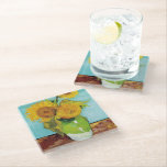 Drei Sonnenblumen | Vincent van Gogh Glasuntersetzer<br><div class="desc">Drei Sonnenblumen (1888) von Vincent van Gogh ist ein lebendiges Stillleben, das die charakteristischen dicken Pinselstriche und den kühlen Farbgebrauch des Künstlers zeigt. Das Gemälde besteht aus drei Sonnenblumen in einer einfachen Vase, deren goldene Blütenblätter im Kontrast zum aqua-blauen Hintergrund stehen. Van Gogh's lebhafte gelbe Palette bringt Energie und Leben...</div>