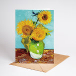 Drei Sonnenblumen | Vincent van Gogh Karte<br><div class="desc">Drei Sonnenblumen (1888) von Vincent van Gogh ist ein lebendiges Stillleben, das die charakteristischen dicken Pinselstriche und den kühlen Farbgebrauch des Künstlers zeigt. Das Gemälde besteht aus drei Sonnenblumen in einer einfachen Vase, deren goldene Blütenblätter im Kontrast zum aqua-blauen Hintergrund stehen. Van Gogh's lebhafte gelbe Palette bringt Energie und Leben...</div>