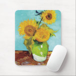 Drei Sonnenblumen | Vincent Van Gogh Mousepad<br><div class="desc">Drei Sonnenblumen (1888) von dem niederländischen Künstler Vincent Van Gogh. Die originelle Kunstmalerei ist ein Öl auf der Leinwand,  das ein ruhiges Leben mit hellgelben Sonnenblumen vor türkisfarbenem Hintergrund darstellt. 

Verwenden Sie die Entwurfstools,  um einen benutzerdefinierten Text hinzuzufügen oder das Bild zu personalisieren.</div>