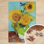 Drei Sonnenblumen | Vincent Van Gogh Puzzle<br><div class="desc">Drei Sonnenblumen (1888) von dem niederländischen Künstler Vincent Van Gogh. Die originelle Kunstmalerei ist ein Öl auf der Leinwand,  das ein ruhiges Leben mit hellgelben Sonnenblumen vor türkisfarbenem Hintergrund darstellt. 

Verwenden Sie die Entwurfstools,  um einen benutzerdefinierten Text hinzuzufügen oder das Bild zu personalisieren.</div>
