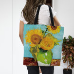 Drei Sonnenblumen | Vincent van Gogh Tasche<br><div class="desc">Drei Sonnenblumen (1888) von Vincent van Gogh ist ein lebendiges Stillleben, das die charakteristischen dicken Pinselstriche und den kühlen Farbgebrauch des Künstlers zeigt. Das Gemälde besteht aus drei Sonnenblumen in einer einfachen Vase, deren goldene Blütenblätter im Kontrast zum aqua-blauen Hintergrund stehen. Van Gogh's lebhafte gelbe Palette bringt Energie und Leben...</div>