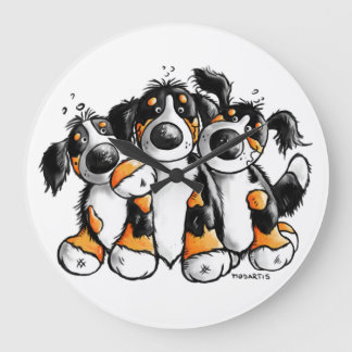 Drei sonnige Berner Hunde Bergkulisse Große Wanduhr