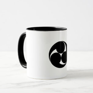 Drei spiralförmige Figuren im Uhrzeigersinn (Jinuk Tasse