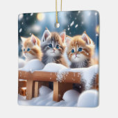 Drei Tabby Katzen spielen im Schnee Keramikornament (Links)