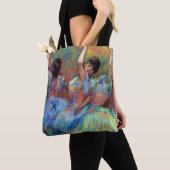 Drei Tänzer entgasen vorbei Tasche (Von Nahem)