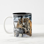 Drei Tigerclubs im Schnee Kunst Geschenke Zweifarbige Tasse (Links)
