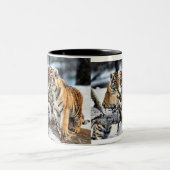 Drei Tigerclubs im Schnee Kunst Geschenke Zweifarbige Tasse (Mittel)