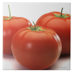 Drei Tomaten auf Zähler, Nahaufnahme Fliese