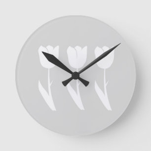 Drei Tulpen in Grau und Weiß Runde Wanduhr