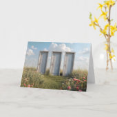 Drei Türen in einem Feld mit Wildblume Karte (Gelbe Blume)