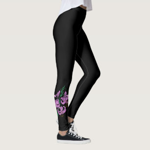Drei violette Blumen ~ Schwarzer Hintergrund ~ ein Leggings