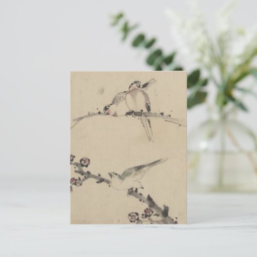 Drei Vögel auf einem Zweig, eine mit Blüten Postkarte (Stehend Vorderseite)