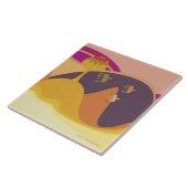 Drei Vögel, die nahe einem Baum auf einem Fliese (Seite)