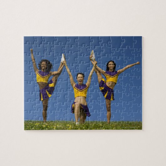 Drei weibliche Cheerleader machen Formationen Puzzle (Horizontal)