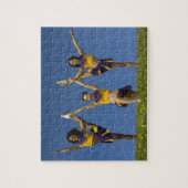 Drei weibliche Cheerleader machen Formationen Puzzle (Vertikal)