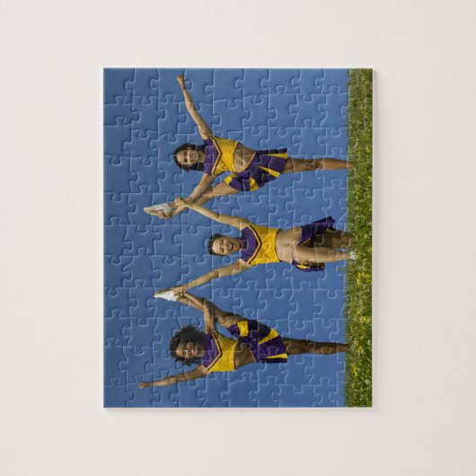 Drei weibliche Cheerleader machen Formationen Puzzle (Vertikal)