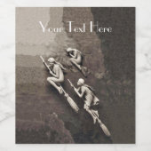 Drei weiße Hexen fliegen auf Brooms auf Browns Weinetikett (Einzelnes Label)