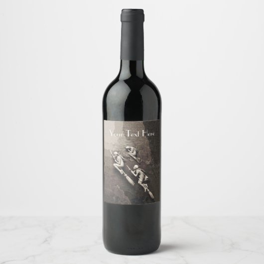 Drei weiße Hexen fliegen auf Brooms auf Browns Weinetikett (Vorderseite)