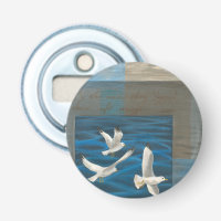 Drei weiße Möwen, die über Wasser fliegen