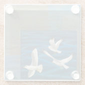 Drei weiße Möwen, die über Wasser fliegen Glasuntersetzer (Rückseite)