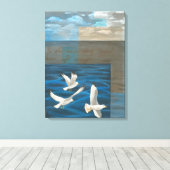 Drei weiße Möwen, die über Wasser fliegen Leinwanddruck (Insitu (Holzboden))