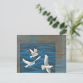 Drei weiße Möwen, die über Wasser fliegen Postkarte (Stehend Vorderseite)
