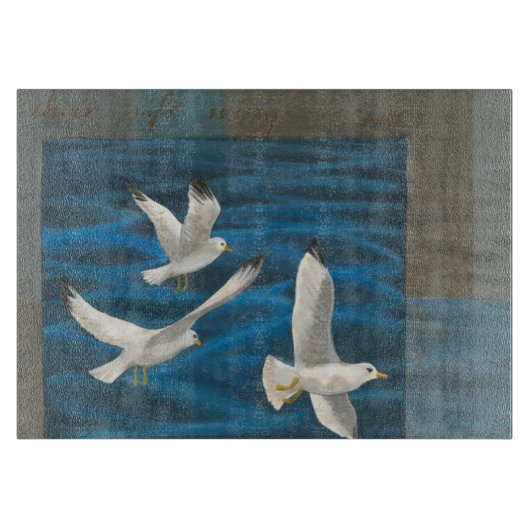 Drei weiße Möwen, die über Wasser fliegen Schneidebrett (Vorderseite)
