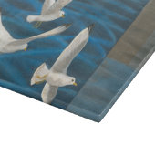 Drei weiße Möwen, die über Wasser fliegen Schneidebrett (Ecke)