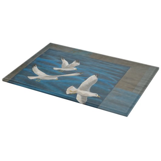 Drei weiße Möwen, die über Wasser fliegen Schneidebrett (Ecke)