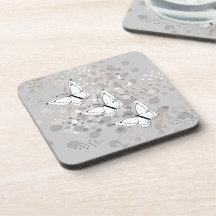 Drei weiße Schmetterlinge