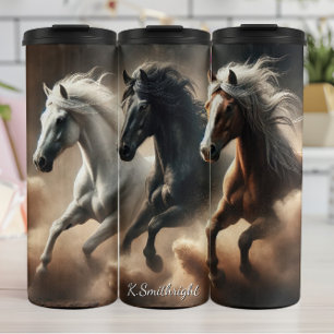 Drei wilde Pferde staubige Galopp Thermosbecher