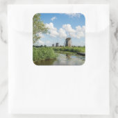 Drei Windmühlen und ein Kanalaufkleber Quadratischer Aufkleber (Tasche)