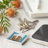 Drei Würstchen in den Brötchen Schlüsselanhänger (Seite)