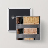 Drei Zylinder-Siegel mit Eindrücken, Button (Vorne & Hinten)