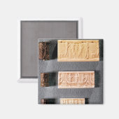 Drei Zylinder-Siegel mit Eindrücken, Magnet (Vorderseite/Rückseite)