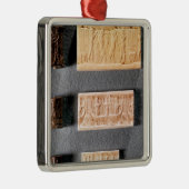 Drei Zylinder-Siegel mit Eindrücken, Silbernes Ornament (Rechts)