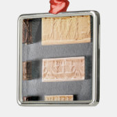 Drei Zylinder-Siegel mit Eindrücken, Silbernes Ornament (Links)